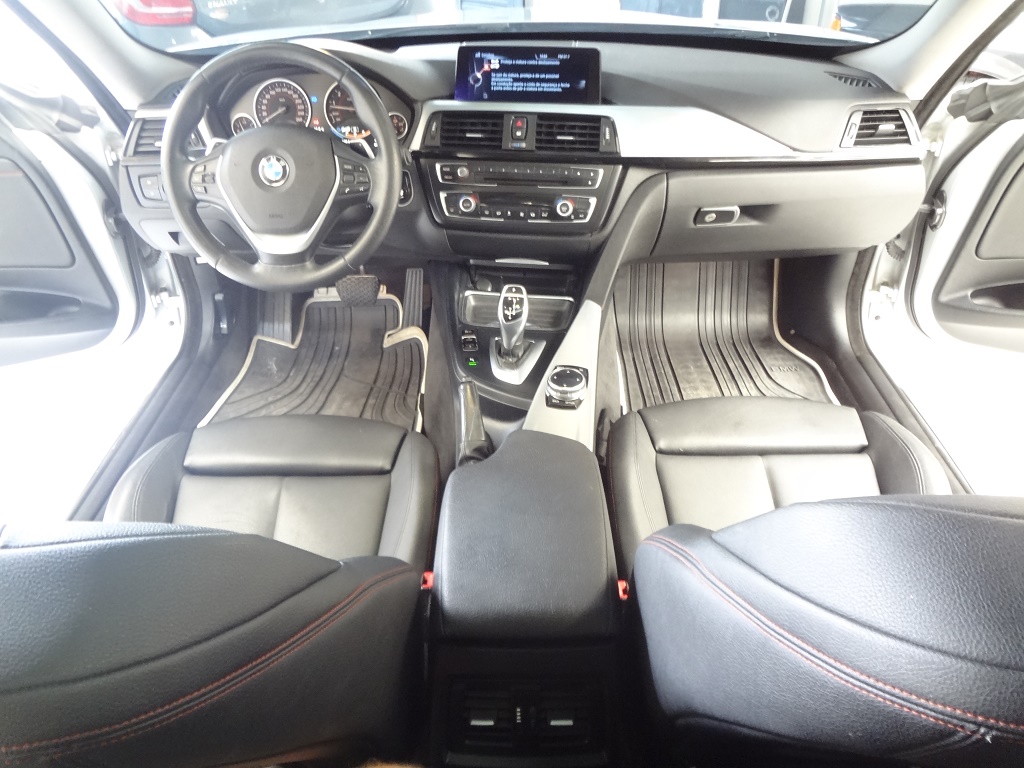 BMW 320i Prata
