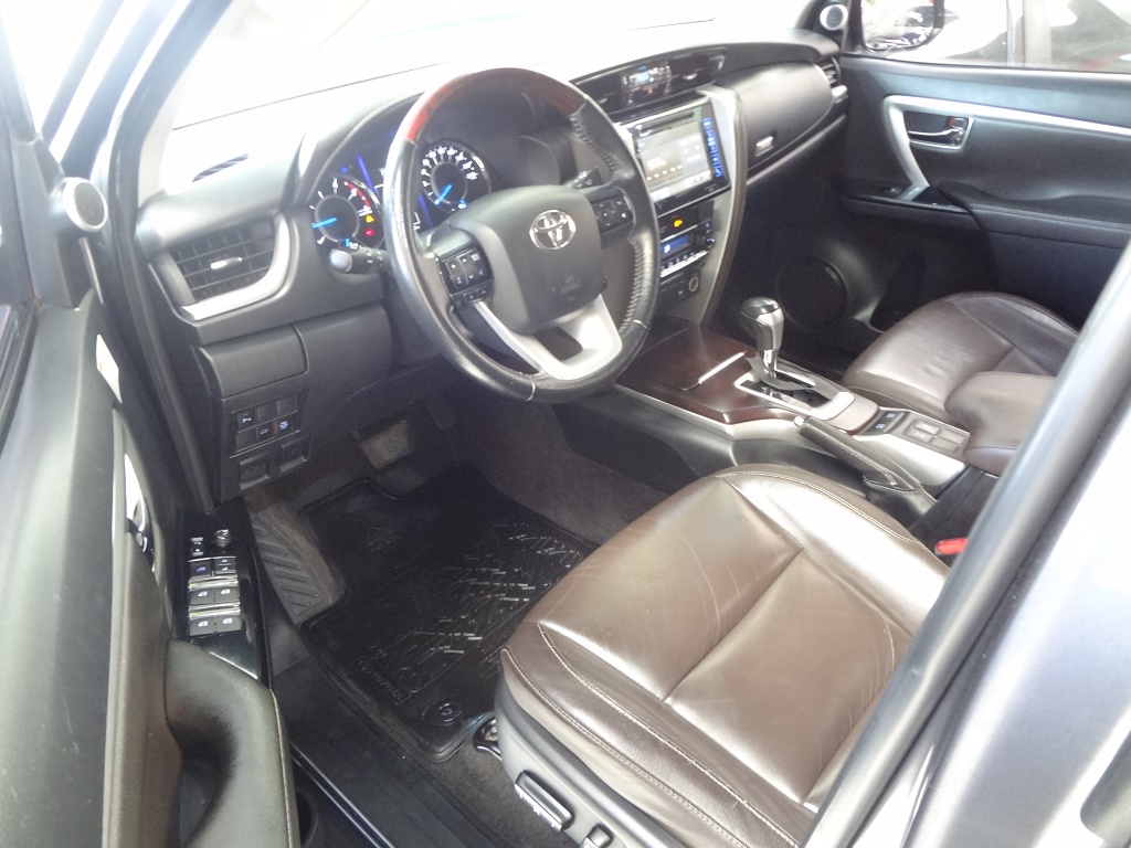 Toyota Hilux SW4 Cinza