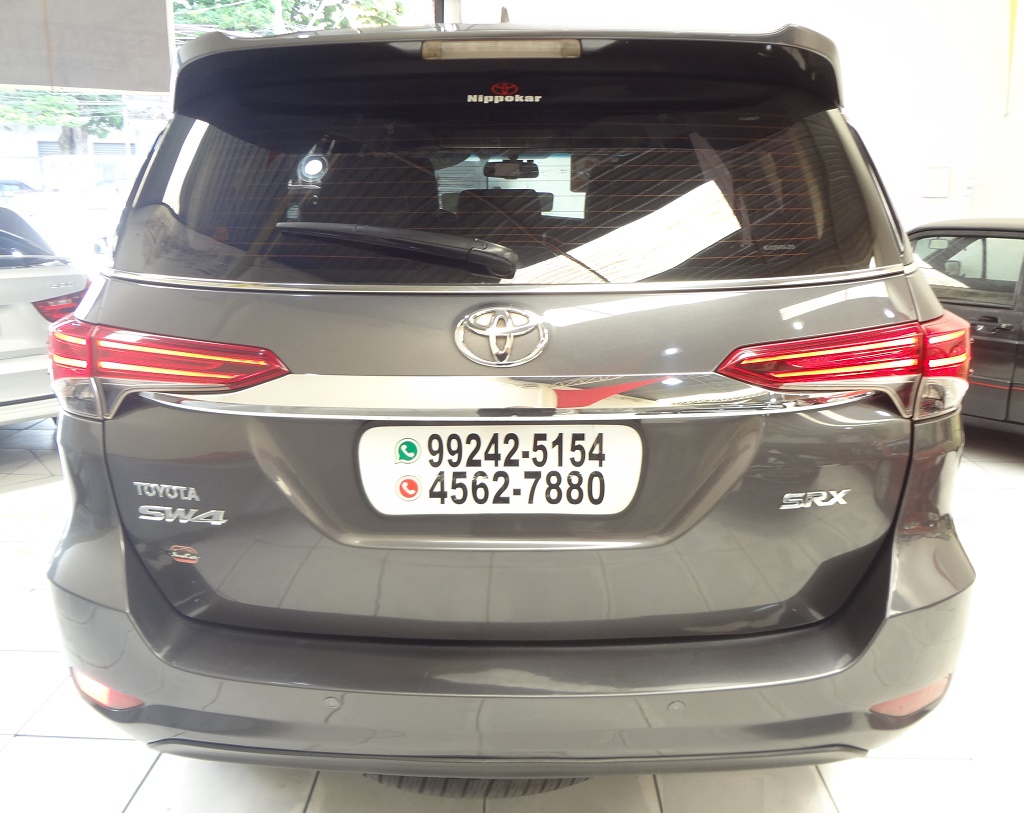 Toyota Hilux SW4 Cinza