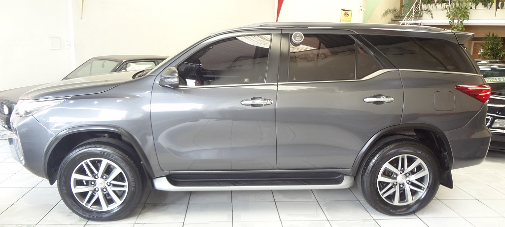 Toyota Hilux SW4 Cinza