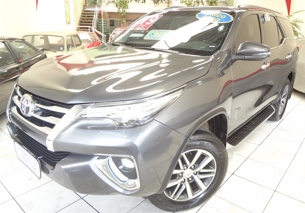 Toyota Hilux SW4 Cinza