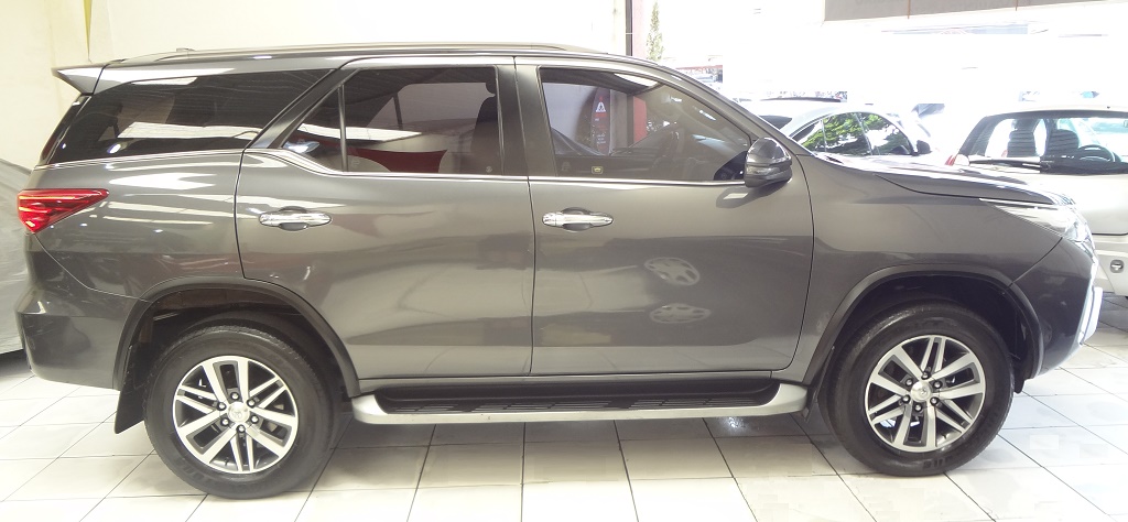 Toyota Hilux SW4 Cinza