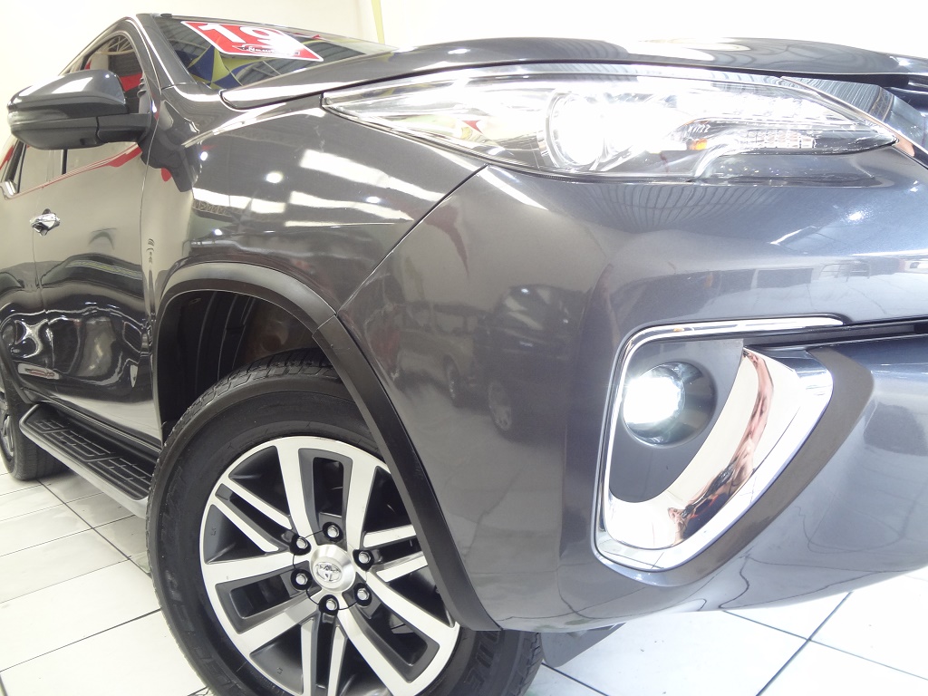 Toyota Hilux SW4 Cinza