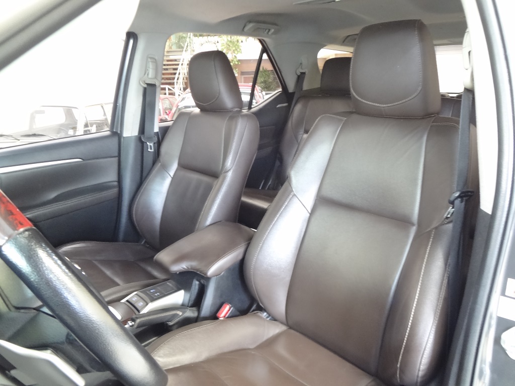 Toyota Hilux SW4 Cinza