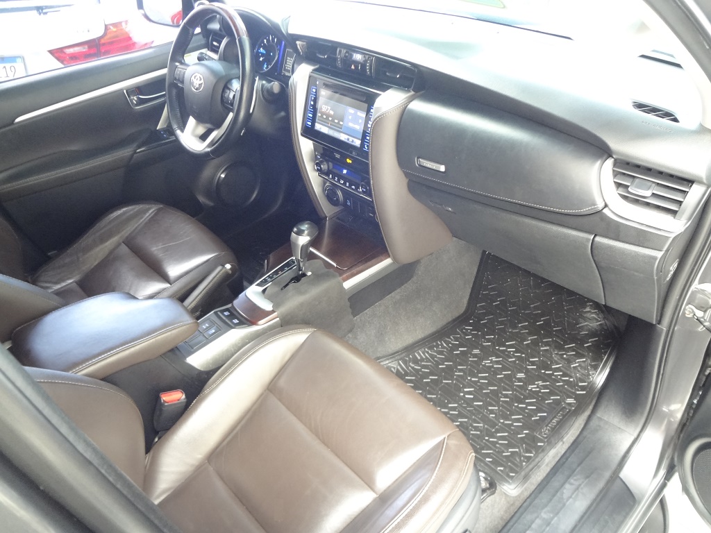 Toyota Hilux SW4 Cinza