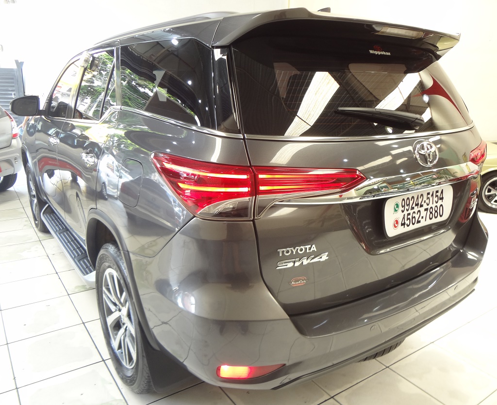 Toyota Hilux SW4 Cinza