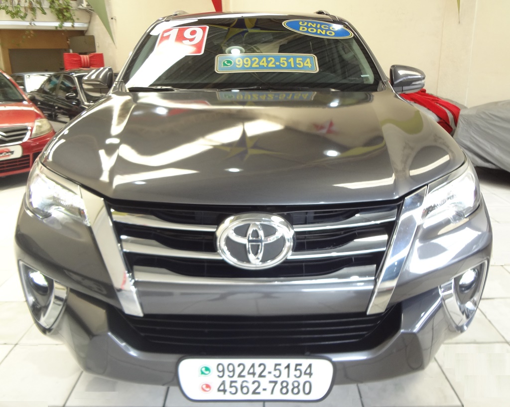 Toyota Hilux SW4 Cinza
