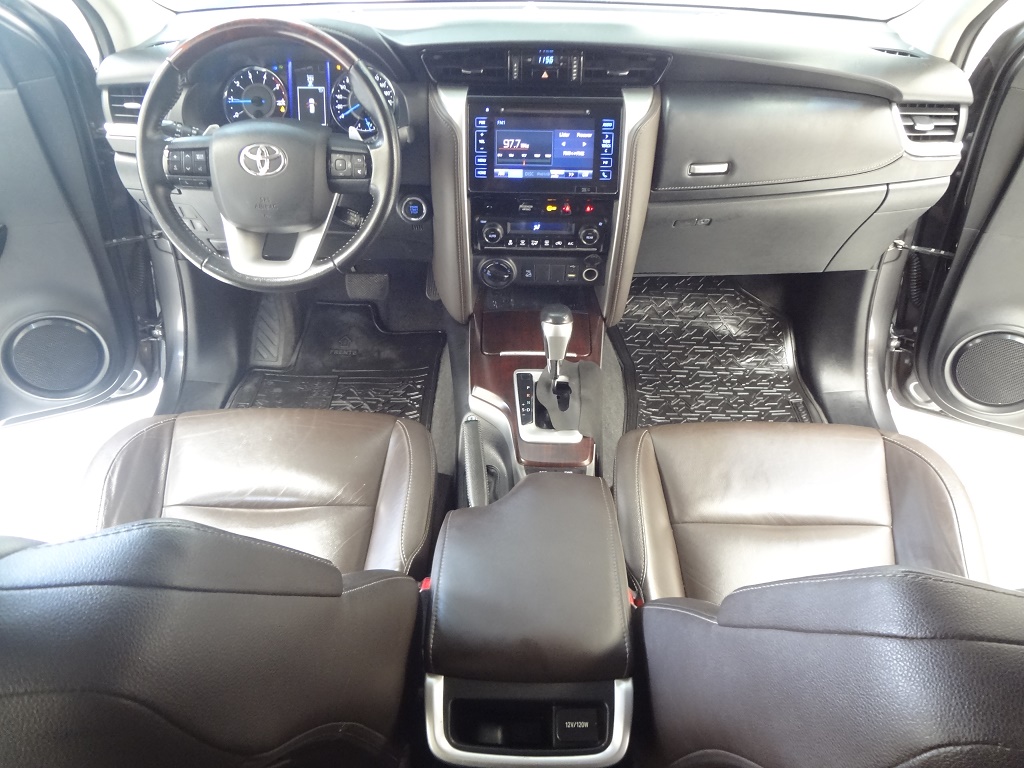 Toyota Hilux SW4 Cinza