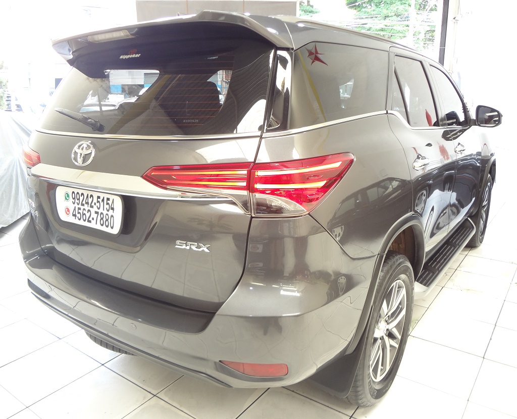 Toyota Hilux SW4 Cinza