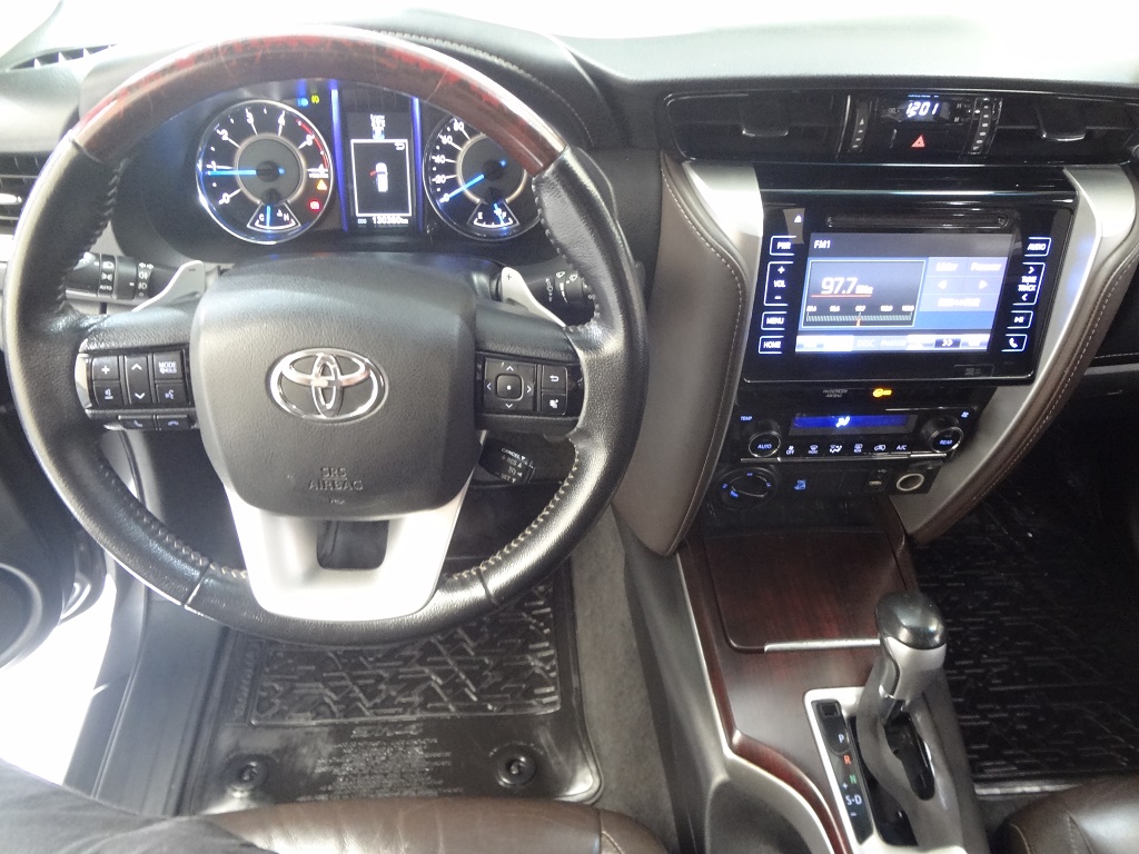 Toyota Hilux SW4 Cinza