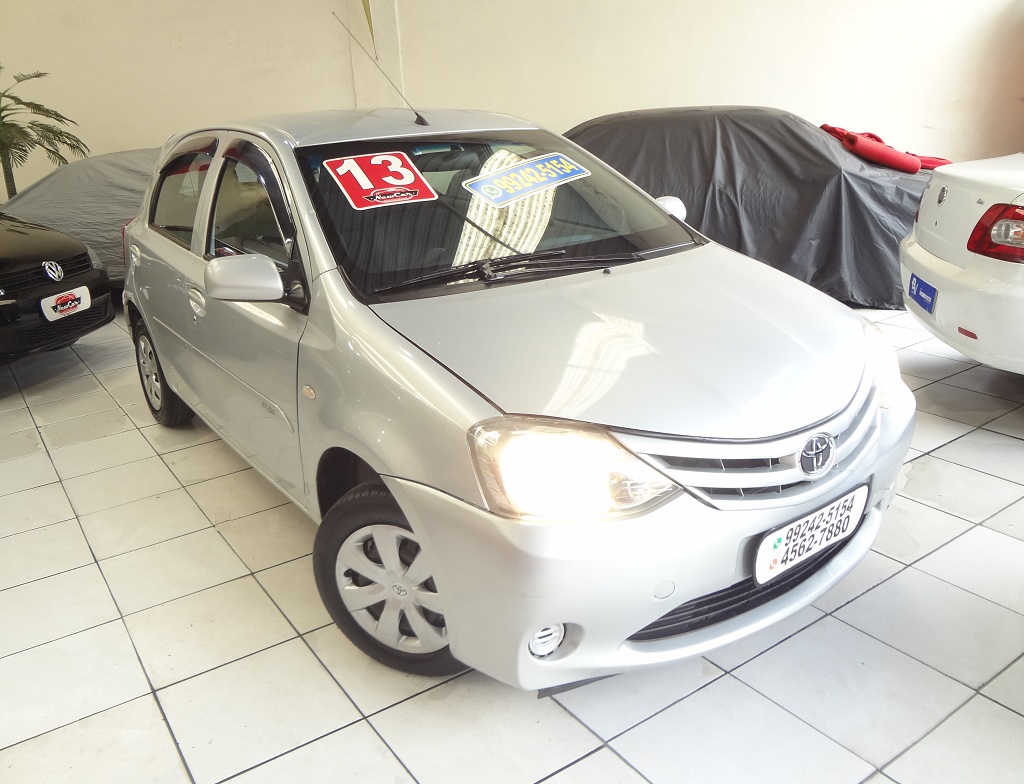 Toyota Etios Hatch Prata