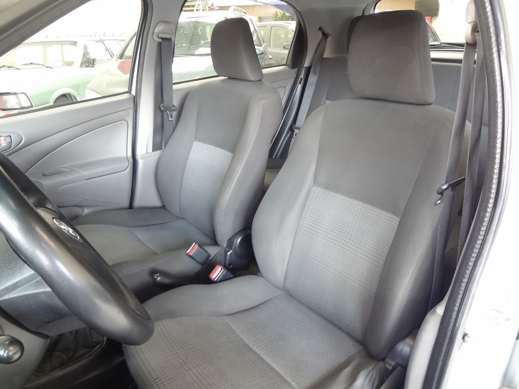 Toyota Etios Hatch Prata