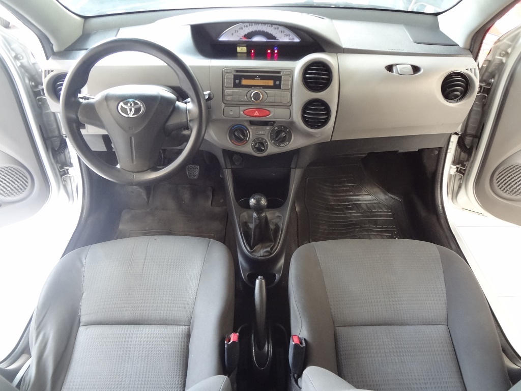 Toyota Etios Hatch Prata