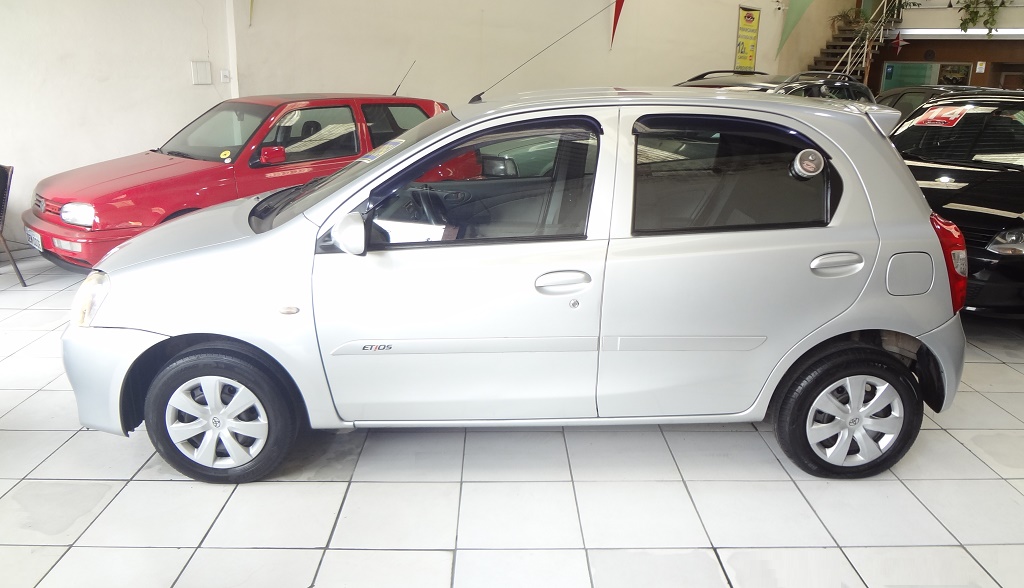 Toyota Etios Hatch Prata