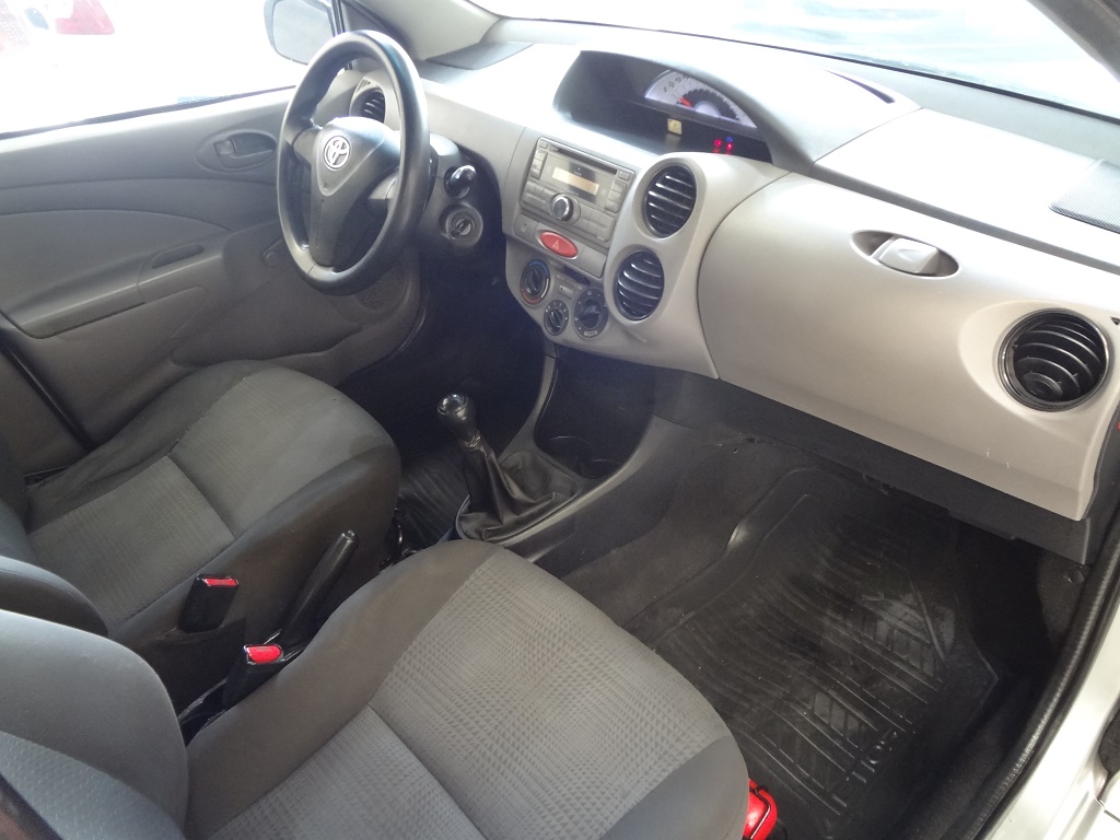 Toyota Etios Hatch Prata