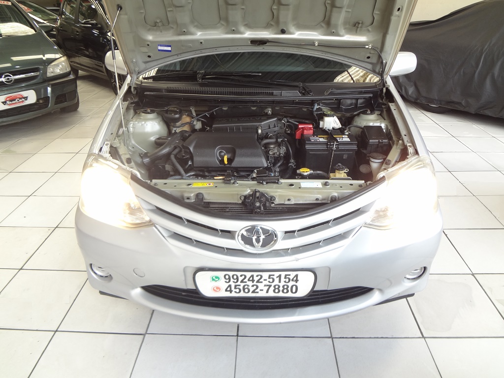 Toyota Etios Hatch Prata