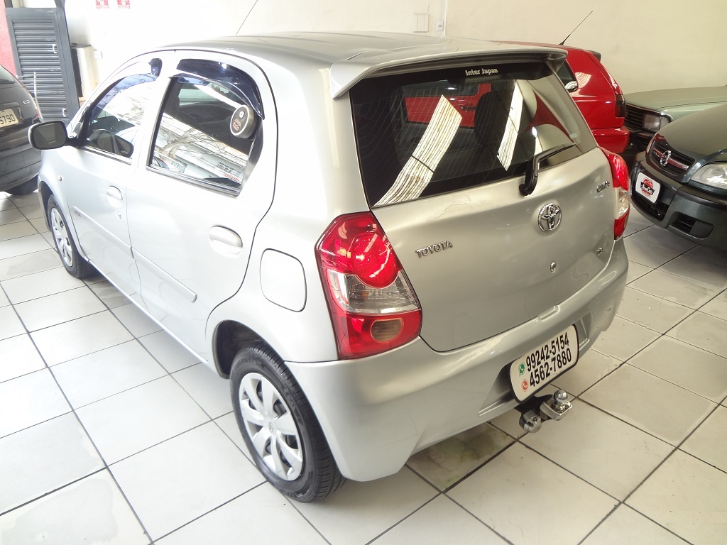 Toyota Etios Hatch Prata