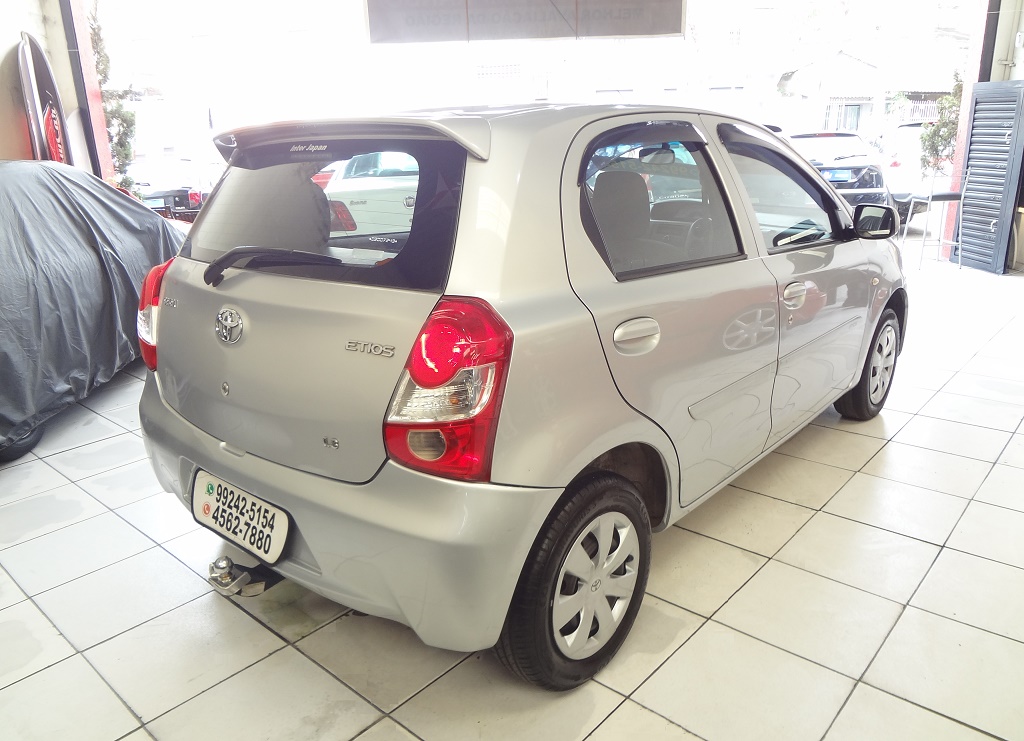 Toyota Etios Hatch Prata