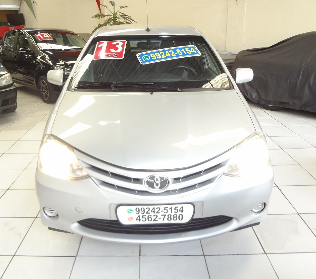 Toyota Etios Hatch Prata