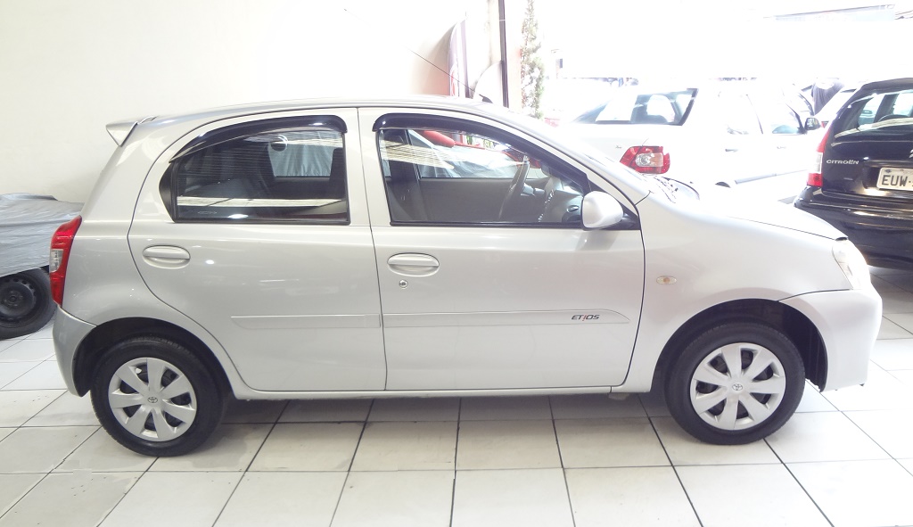 Toyota Etios Hatch Prata