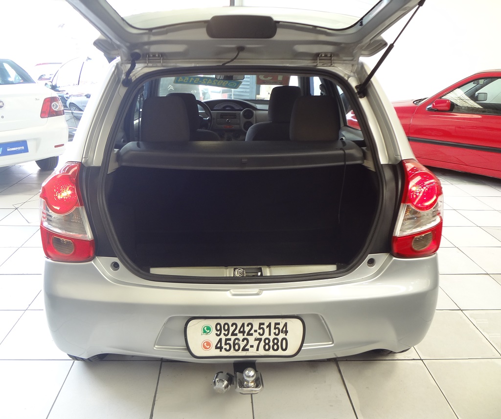 Toyota Etios Hatch Prata