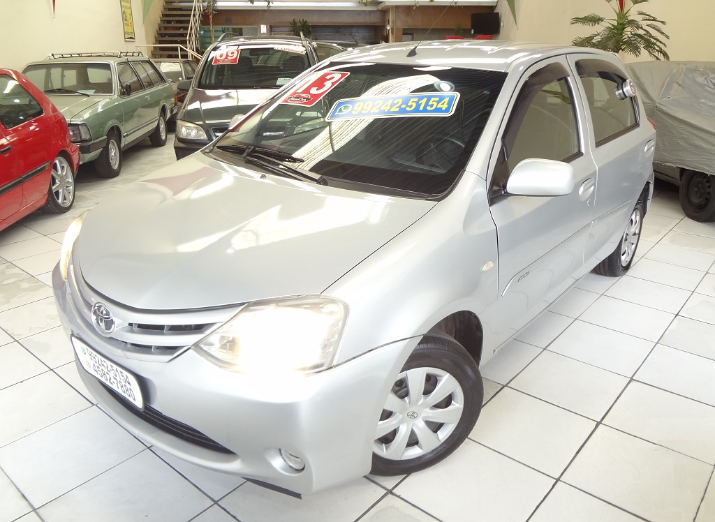 Toyota Etios Hatch Prata