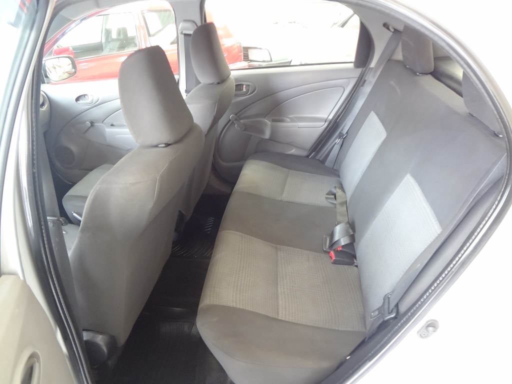 Toyota Etios Hatch Prata