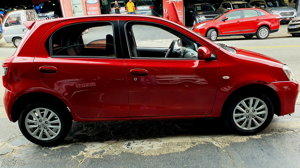 Toyota ETIOS Vermelho
