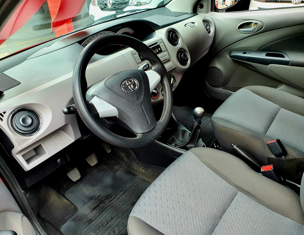 Toyota ETIOS Vermelho