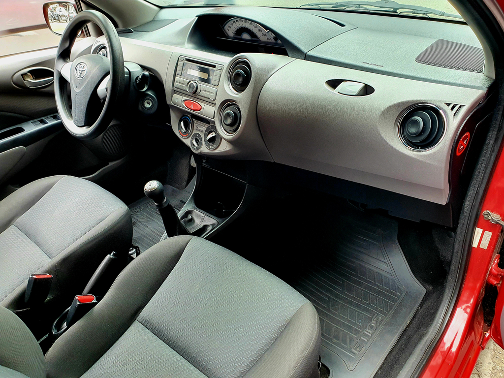 Toyota ETIOS Vermelho
