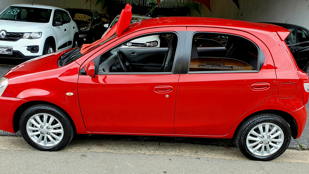 Toyota ETIOS Vermelho