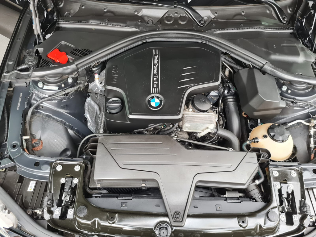 BMW 320i Preto