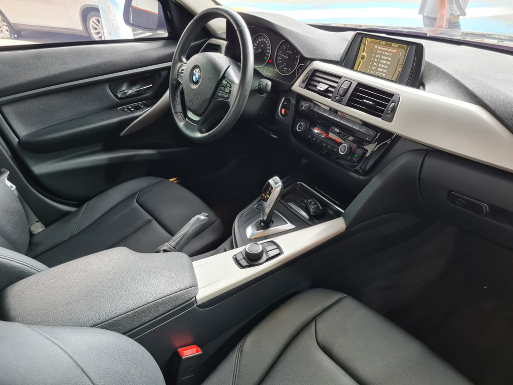 BMW 320i Preto