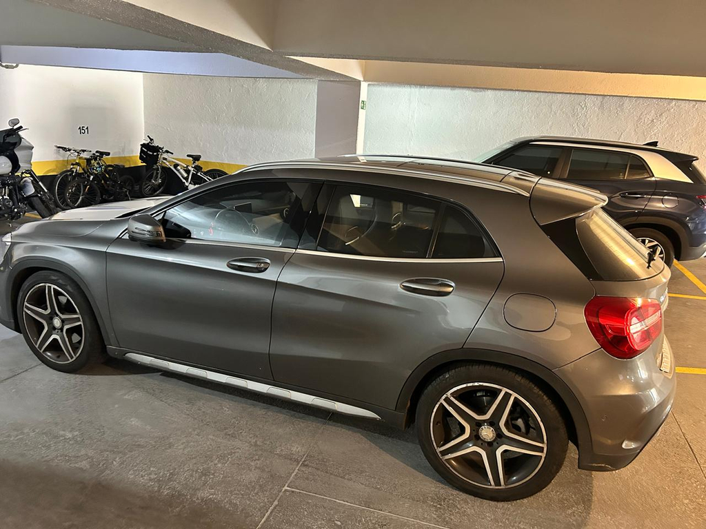 Mercedes Benz GLA-250 Cinza