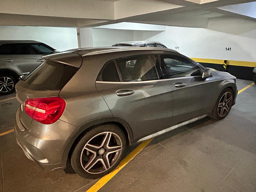 Mercedes Benz GLA-250 Cinza