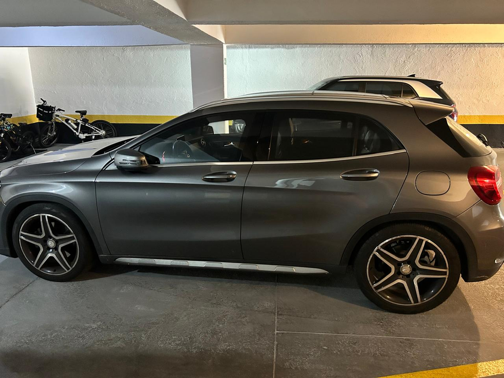 Mercedes Benz GLA-250 Cinza