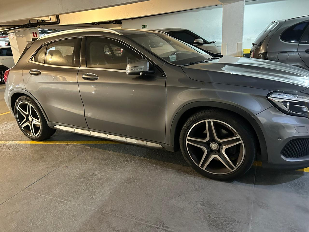 Mercedes Benz GLA-250 Cinza