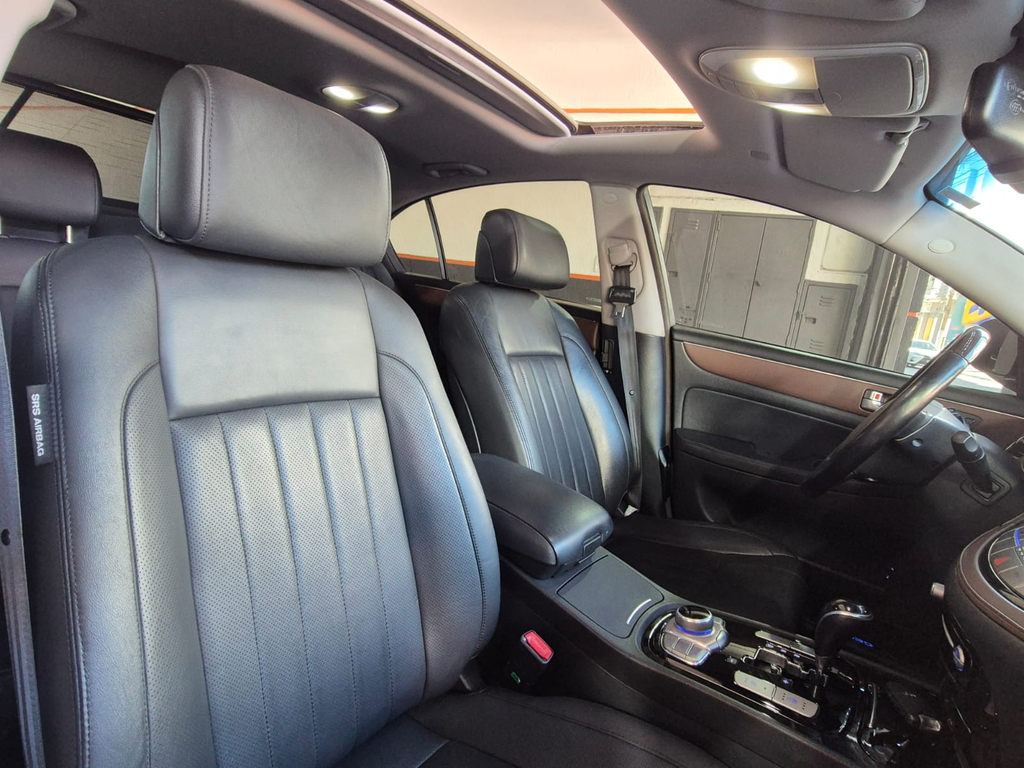 Hyundai Genesis Preto