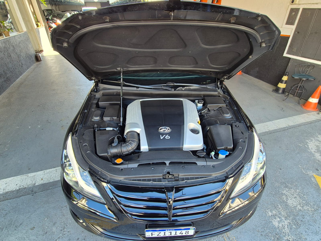 Hyundai Genesis Preto