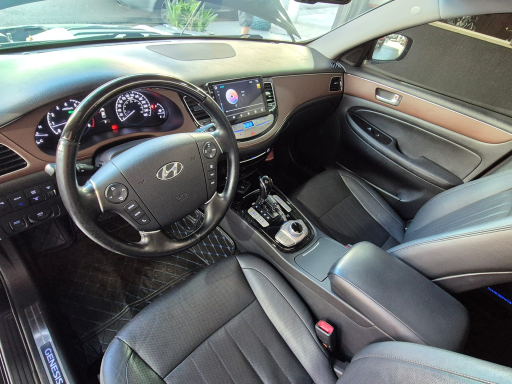 Hyundai Genesis Preto