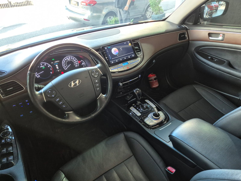Hyundai Genesis Preto