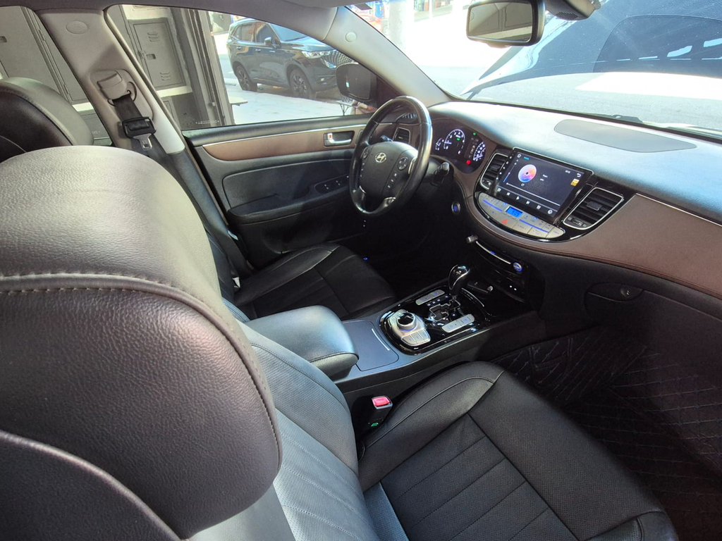 Hyundai Genesis Preto