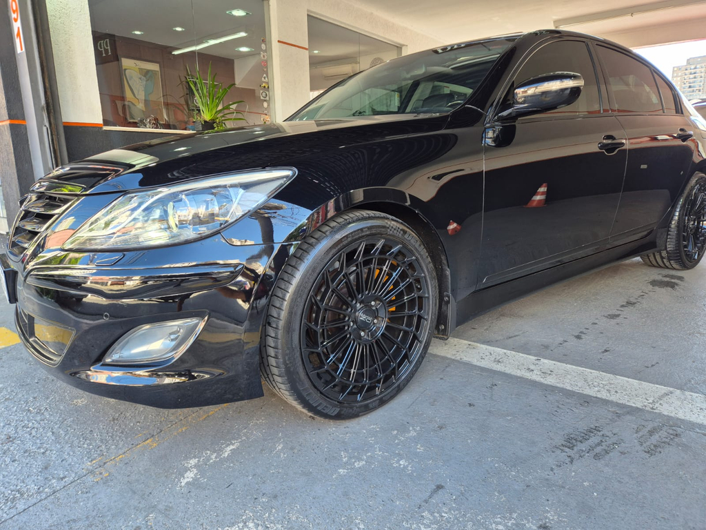 Hyundai Genesis Preto