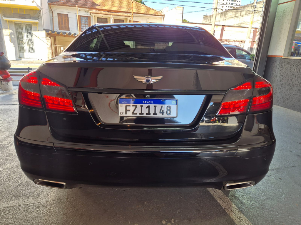 Hyundai Genesis Preto