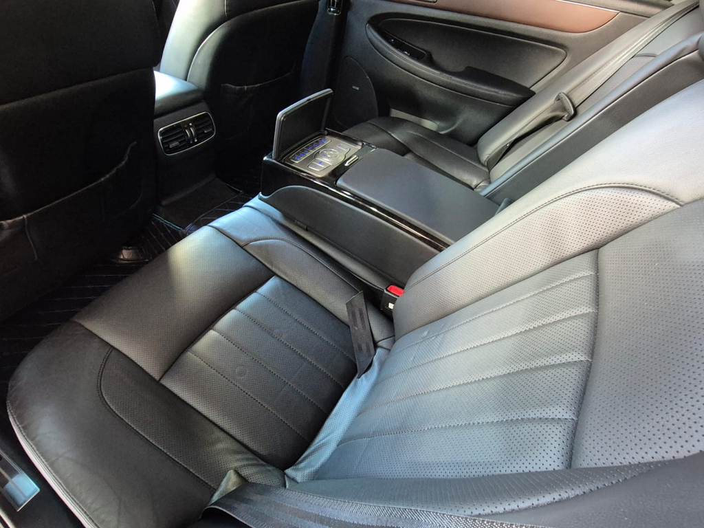 Hyundai Genesis Preto