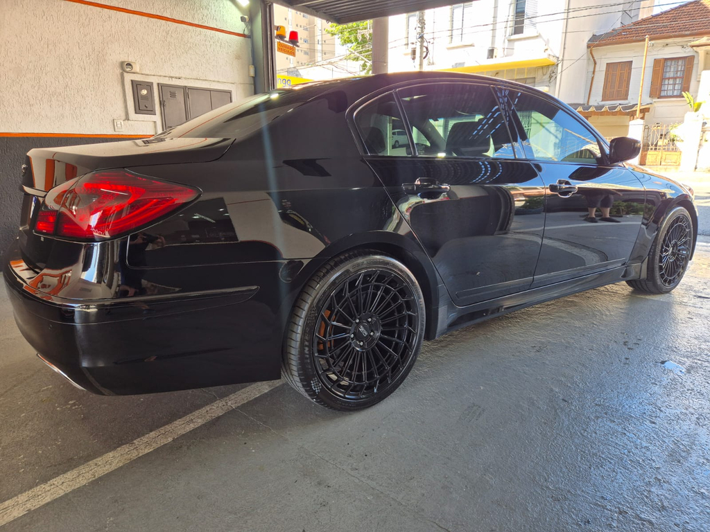 Hyundai Genesis Preto