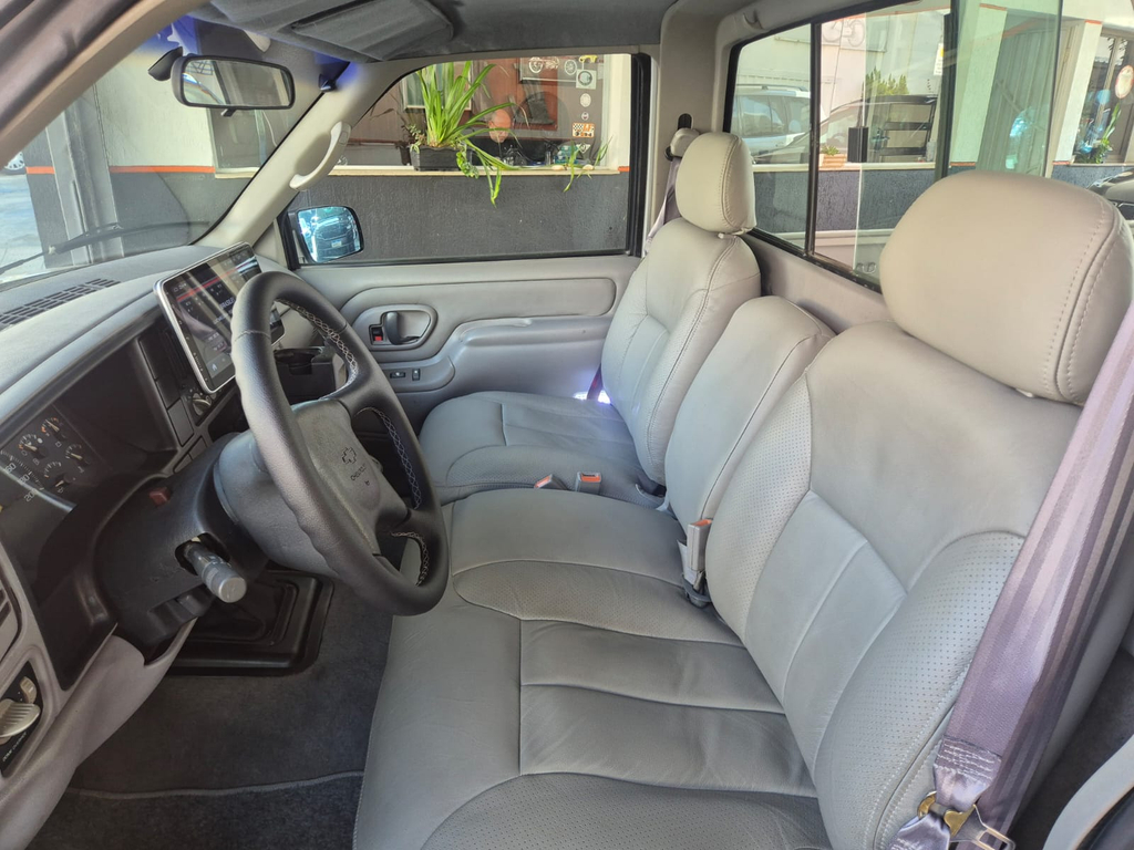 Chevrolet Silverado Prata