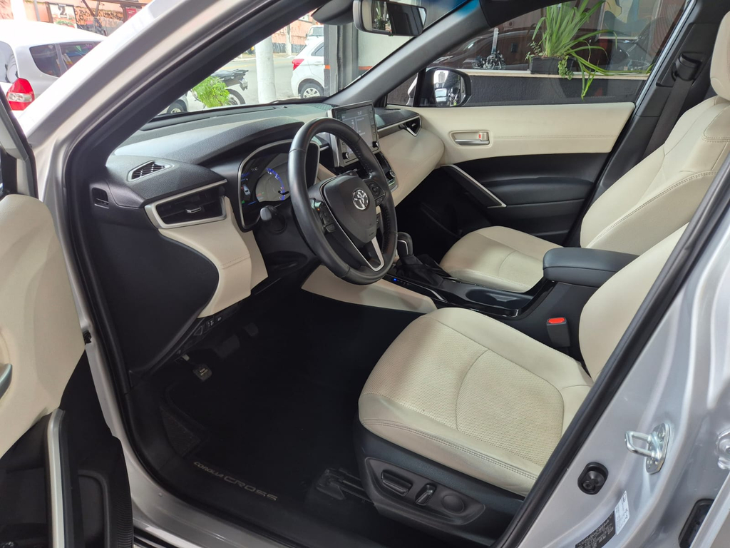 Toyota Corolla Cross Prata