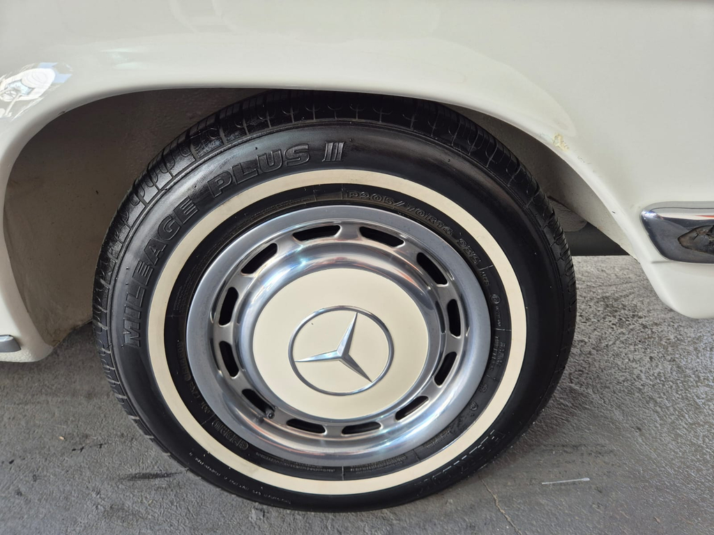 Mercedes Benz 250 Branco
