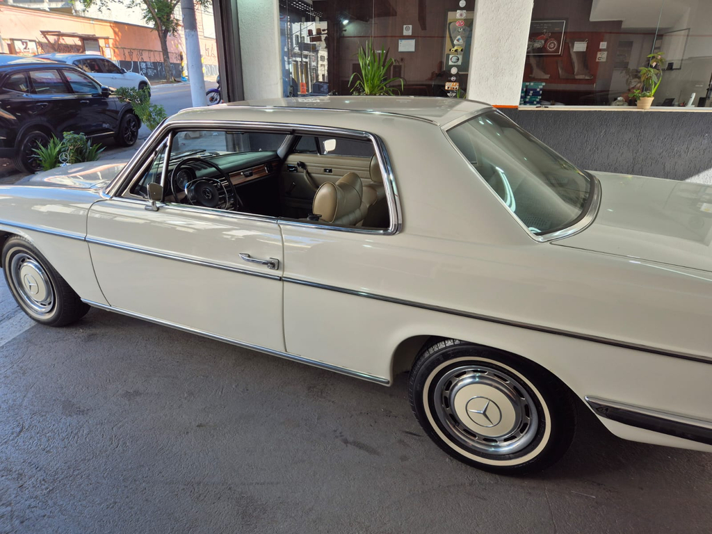 Mercedes Benz 250 Branco